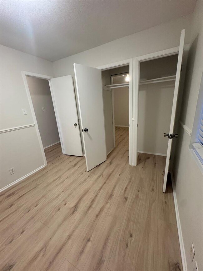 Building Photo - 4009 Hillside Dr
