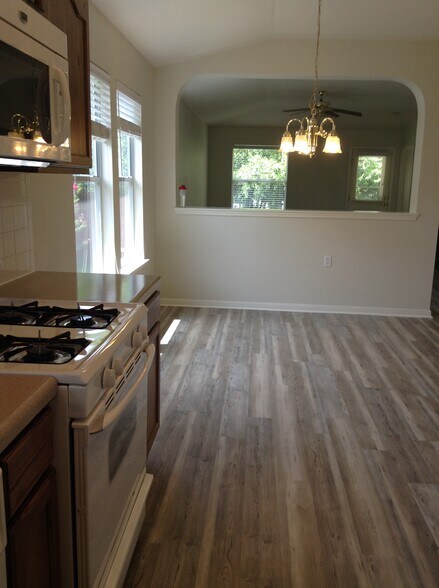 dining room from kitchen view - 5605 Bentsen Ln