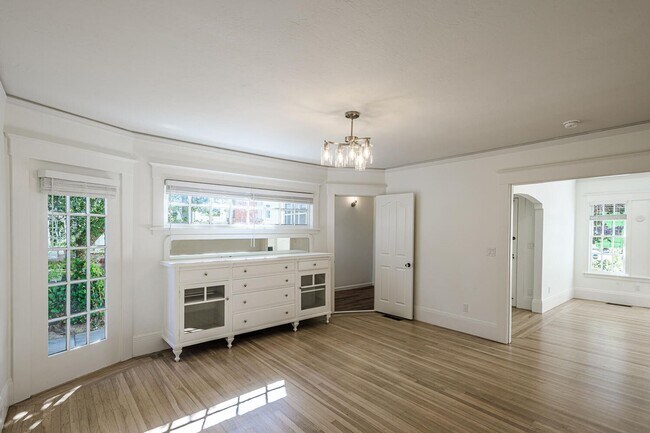 Building Photo - Charming Burlingame Home, 2 Bedroom / 1 Ba...