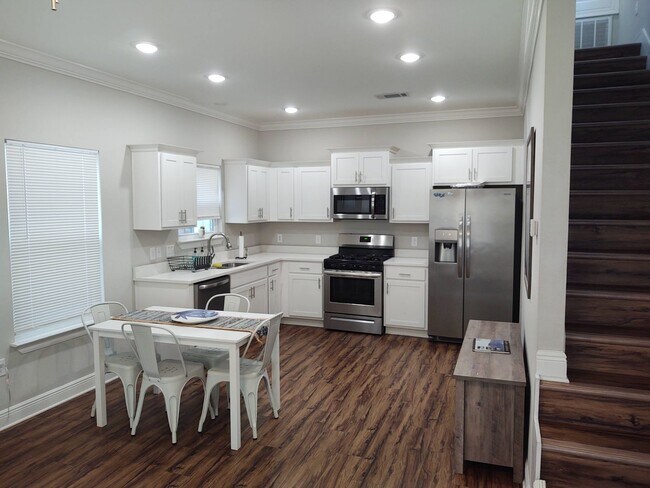 Building Photo - BEAUTIFUL Modern 3 Bedroom Home