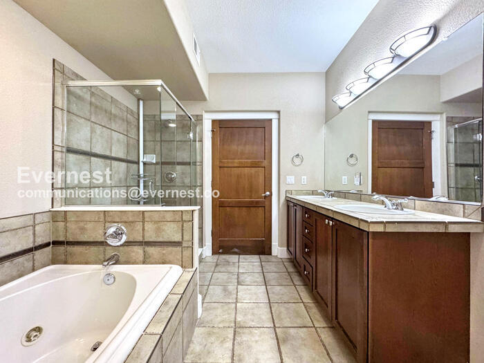 Building Photo - 1080 E 13th Ave