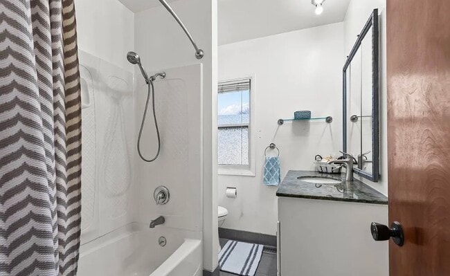 Building Photo - Move in ready