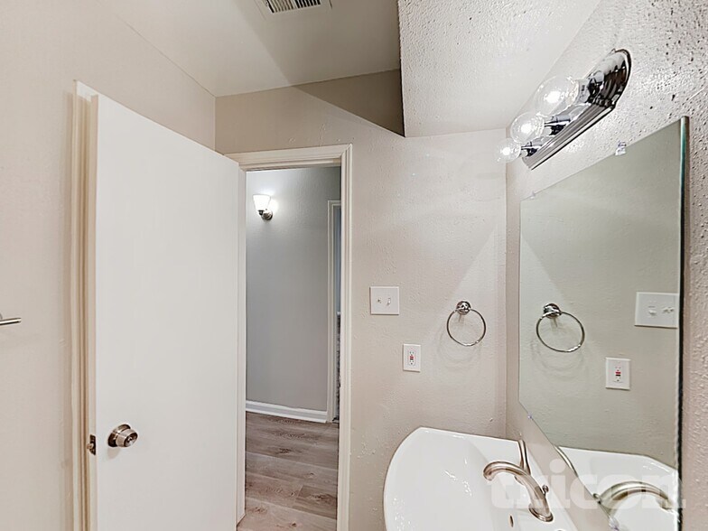 Building Photo - 15802 Echo Canyon Dr