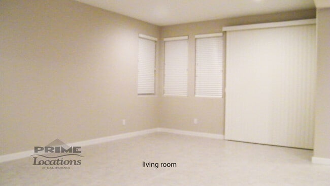 Building Photo - Spacious modern living