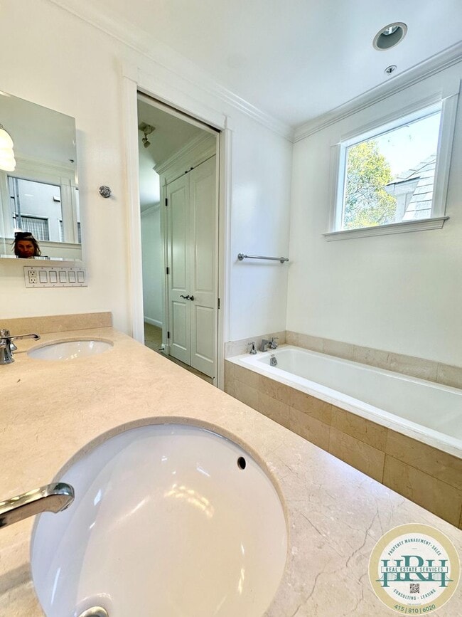 Building Photo - Charming 2 BR | 2.5 BA in Presidio Heights