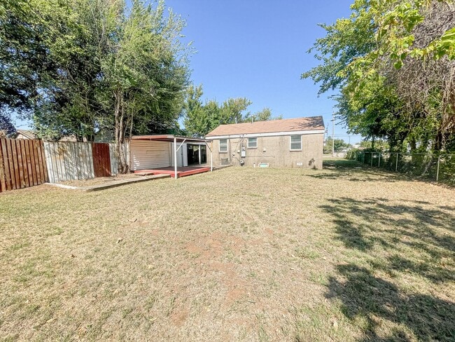 Building Photo - Updated 2 Bed Home with Garage, Huge Yard & Storage in Del City