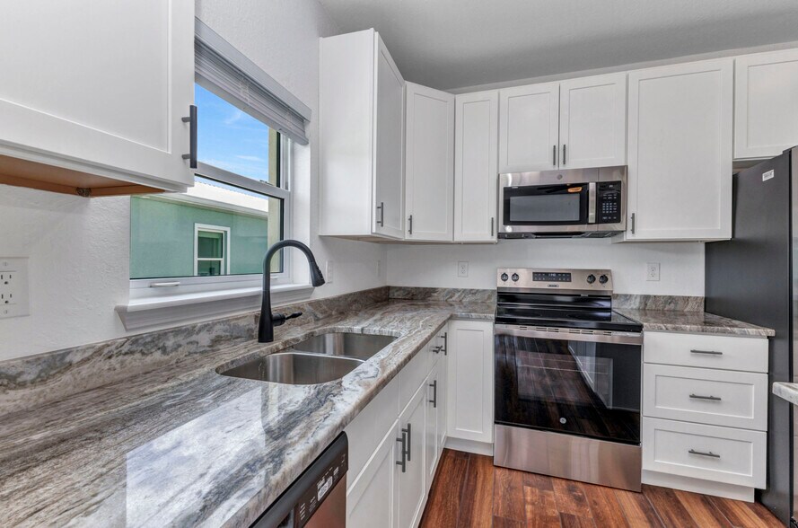 Building Photo - 415 Carmalita St
