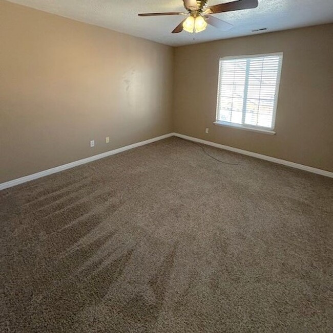 Building Photo - 3 Bedroom Townhome in South Jordan!