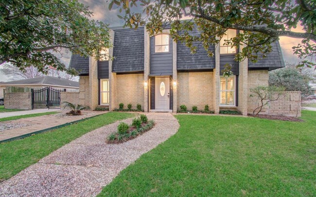 Building Photo - 2202 Briarview Dr