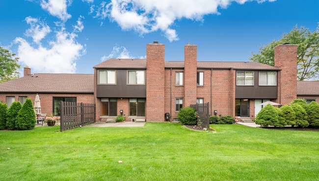 Building Photo - 3069 Lindenwood Dr