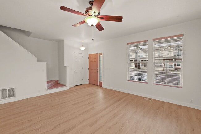 Building Photo - Well maintained pet friendly townhome, close to downtown.