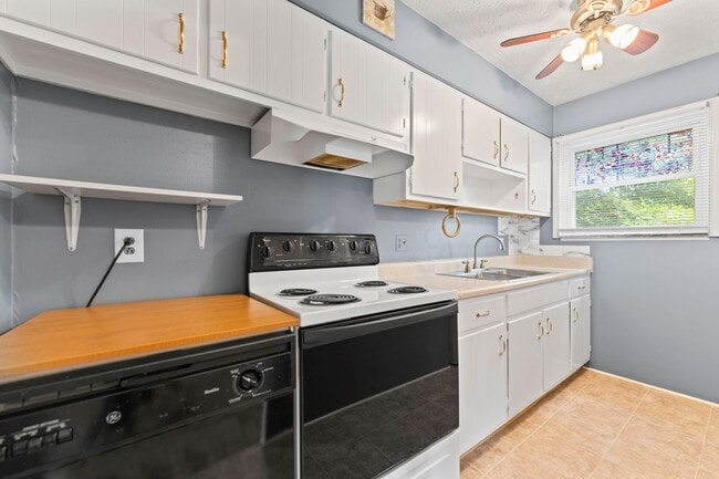 Building Photo - 2 bedroom 1 bath unit for rent in the High...