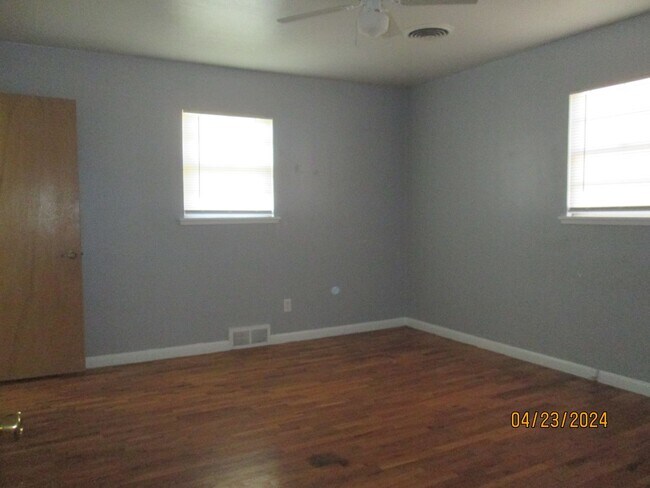 Building Photo - HOUSE -- 3 bedrooms, 2 bathrooms, Garage