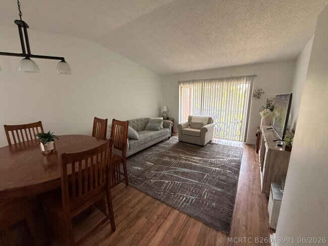 Building Photo - 9923 Three Lakes Cir