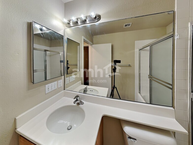 Building Photo - 710 Breezy Ridge Dr