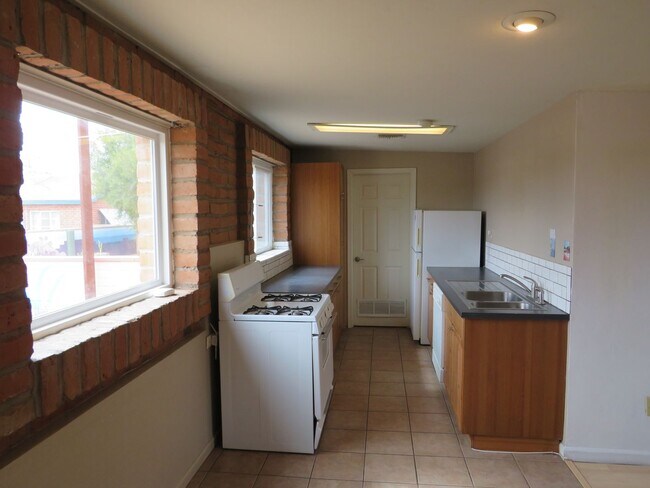 Building Photo - Charming Bungalow Guest House with utilities in Central Tucson