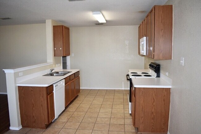 Building Photo - "Great 3-2-2 Home with Open Floor Plan and Spacious Backyard!"