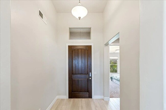 Building Photo - Bright and Spacious 3 Bedroom Home in Wash...