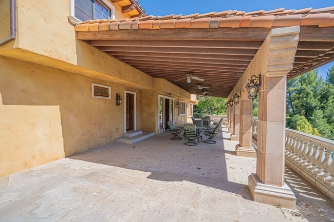 Building Photo - Private 5 Bedroom Estate for Rent in Santa...