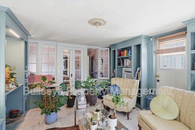 Building Photo - 525 W Lynwood St