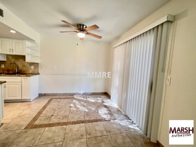 Building Photo - Gorgeous 2 bedroom townhome with lots of u...