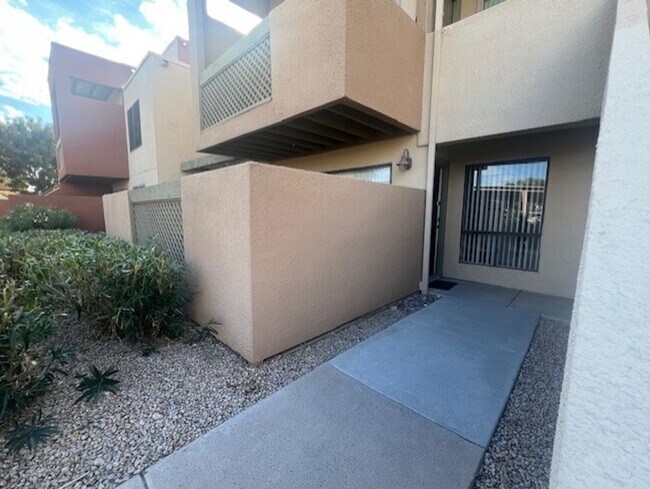 Building Photo - Scottsdale Condo