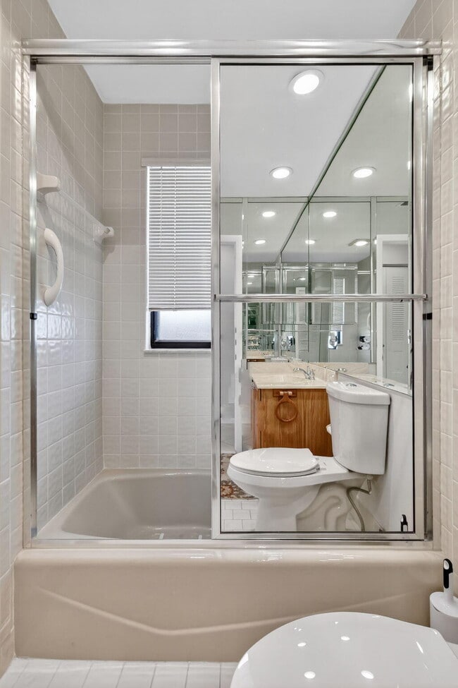 Building Photo - 870 NW 32nd Ave