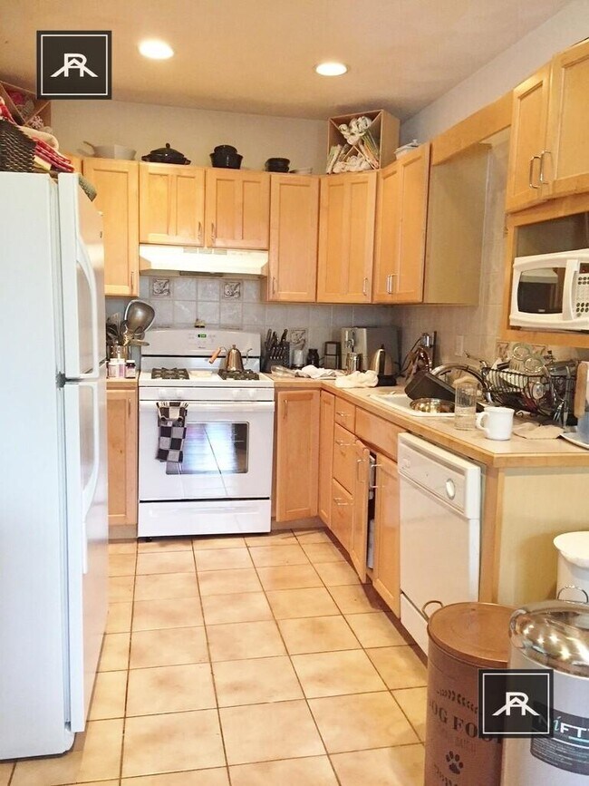 Building Photo - 3 bedroom in Brookline MA 02445