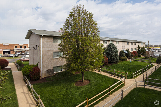 Building Photo - Carousel Court