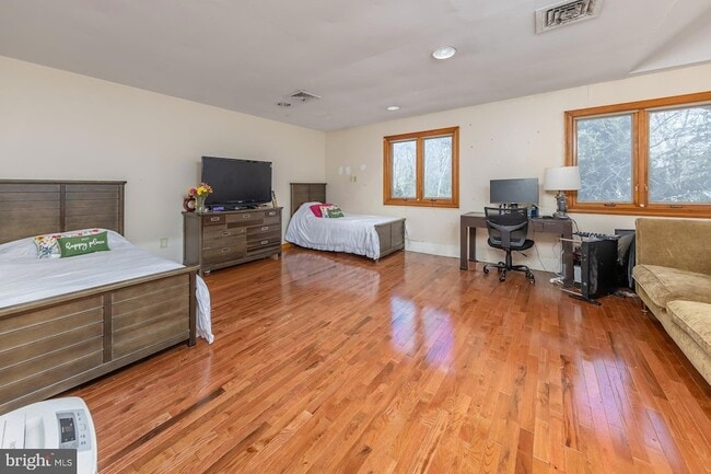 Building Photo - 1322 Commissioners Rd