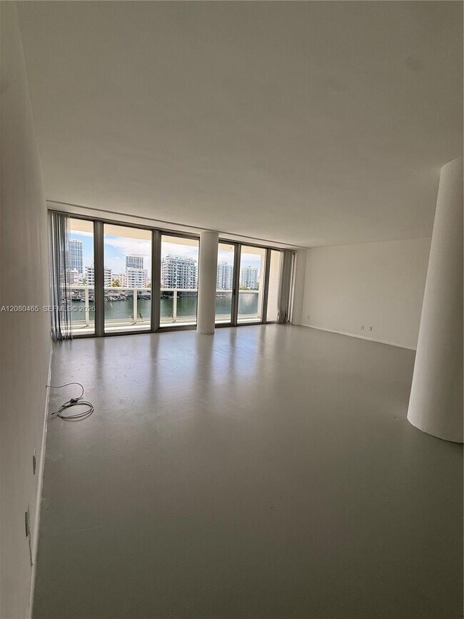 Building Photo - 900 Bay Dr
