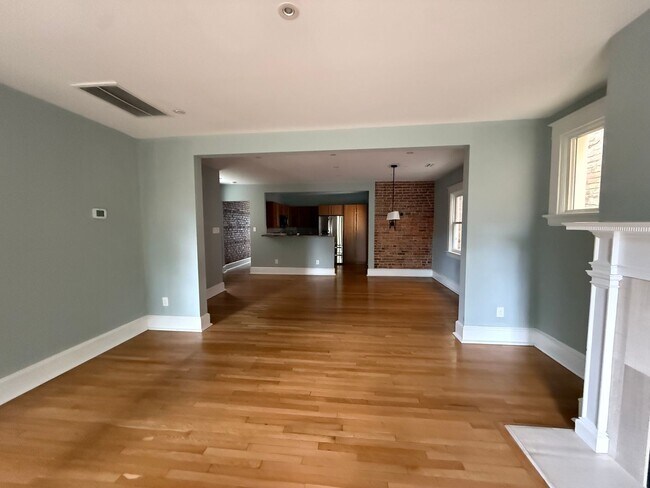 Building Photo - 139 S Colonial Ave