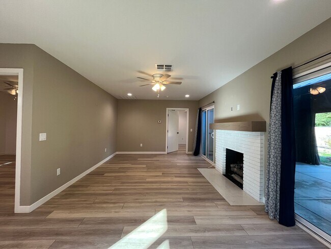 Building Photo - Upgraded Woodland Hills 2+2.5 plus 2 bonus rooms and Studio Guest House with kitchen and full bath!!