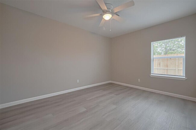 Building Photo - 1750 Lynn Ln