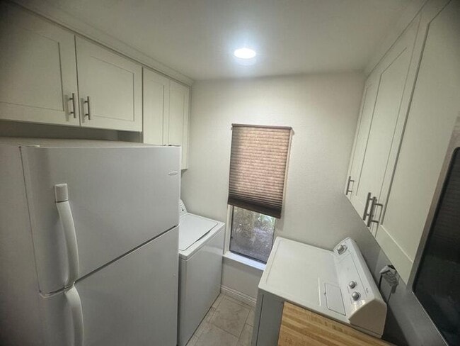 Building Photo - Amazing Deal 1 Bed 1 Bath for Rent Orange ...