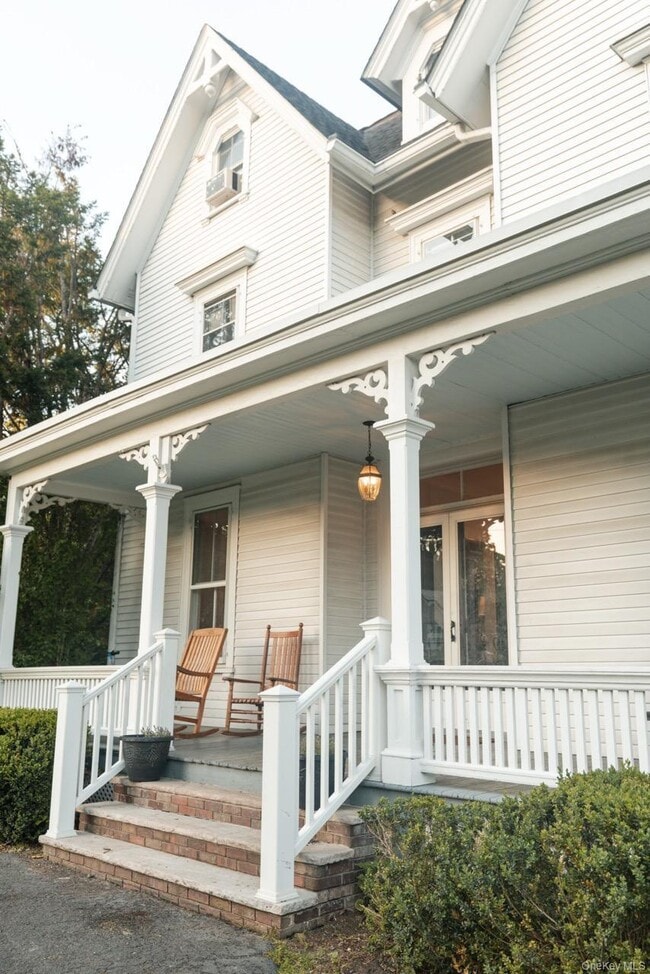 Building Photo - 32 Lake Ave