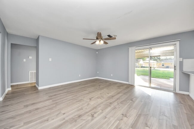 Building Photo - 1122 Un Vly Dr