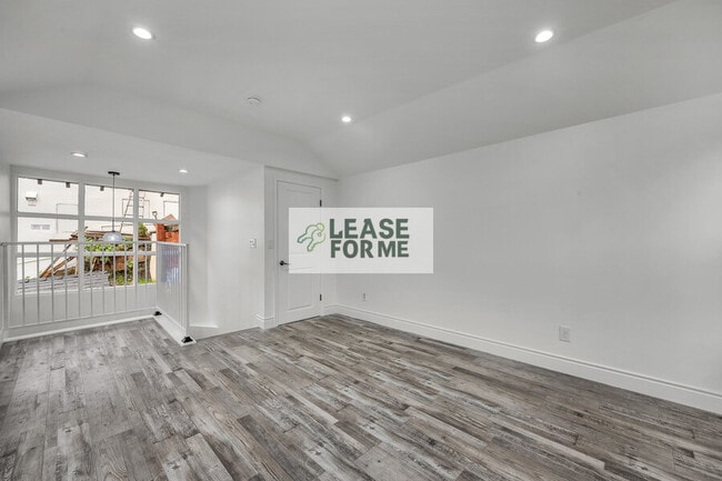 Building Photo - 9848 Portola Dr