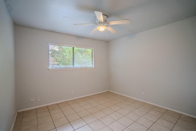 Building Photo - 12403 Tree Line Dr