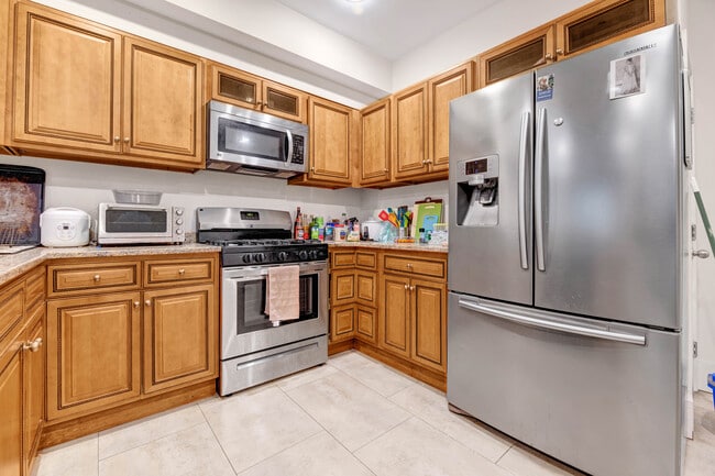 Building Photo - 1346 Kenyon St NW