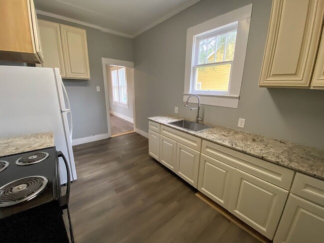 Building Photo - Fully Updated 2-Bedroom 1-Bathroom House i...