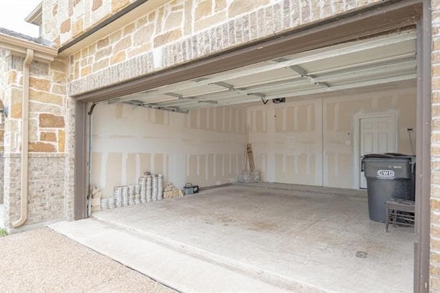 Building Photo - 410 Club House Dr