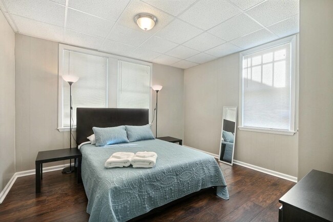 Building Photo - Large Downtown 3BR/2BA House For Rent Walk...