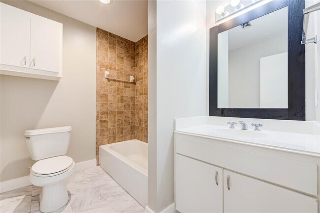 Building Photo - 8715 Meadowcroft Dr