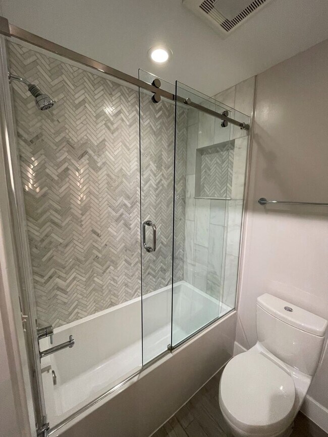 Building Photo - Logan Circle Beautifully Renovated Studio Apartment