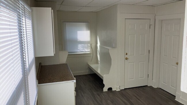 Building Photo - 338 Kenwood Ave