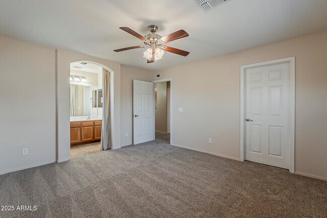 Building Photo - 519 E Rainbow Dr