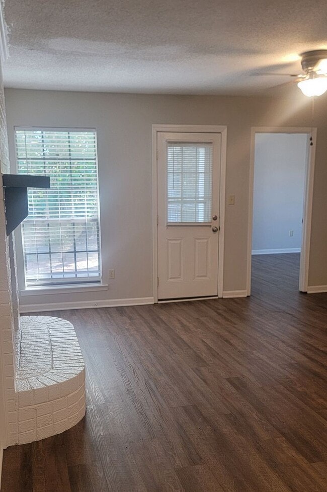 Building Photo - Adorable UPDATED 2-Bedroom, 2-Bathroom Tow...
