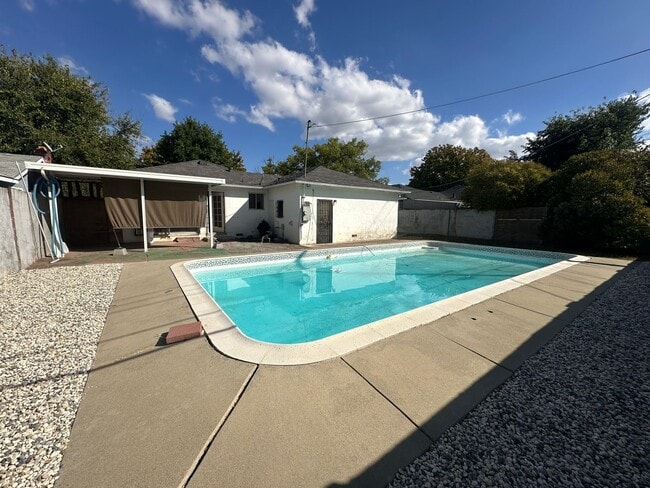 Building Photo - 3 Bedroom 2 Bathroom Home with Pool