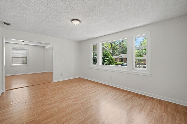 Building Photo - 3 Bed 2 Bath Home with Great Outdoor Space!